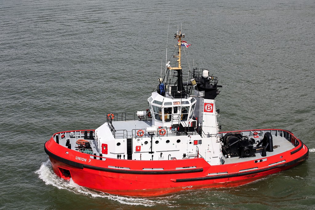 sleepboot sleepboten schip schepen scheepvaart hdr marine zeevaart ferry tanker containerschip containerschepen